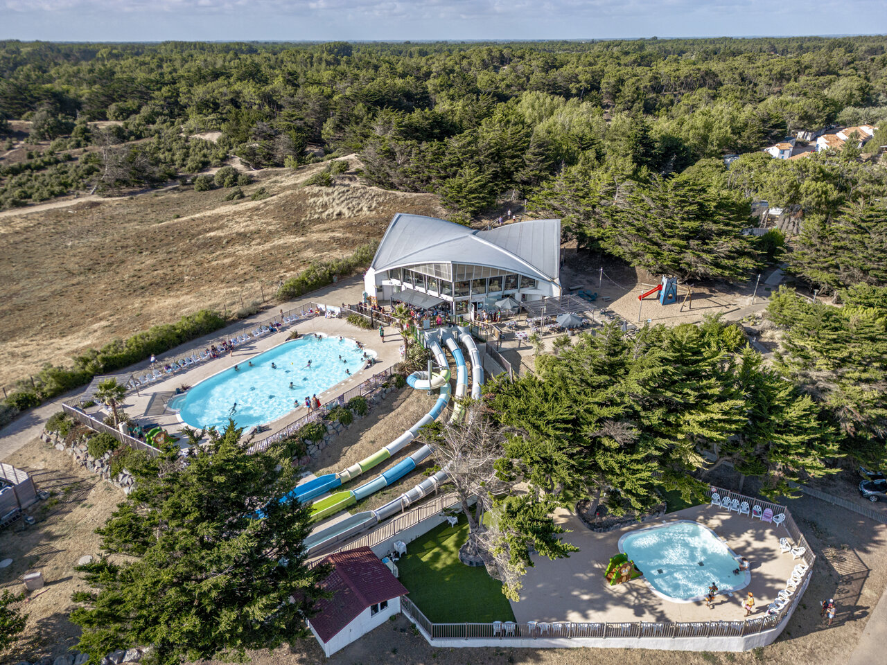 Schwimmb�der, Rutschen, Restaurant auf dem Campingplatz CLICOCHIC Petit Bec in St Hilaire de Riez (85).