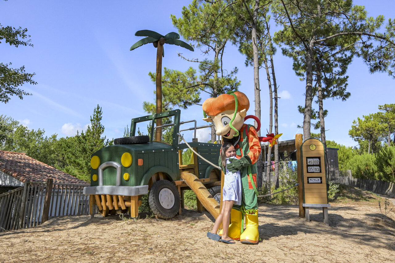 Maskottchen und Kind auf dem Spielplatz des Campingplatzes CLICOCHIC Petit Bec in St Hilaire de Riez (85).