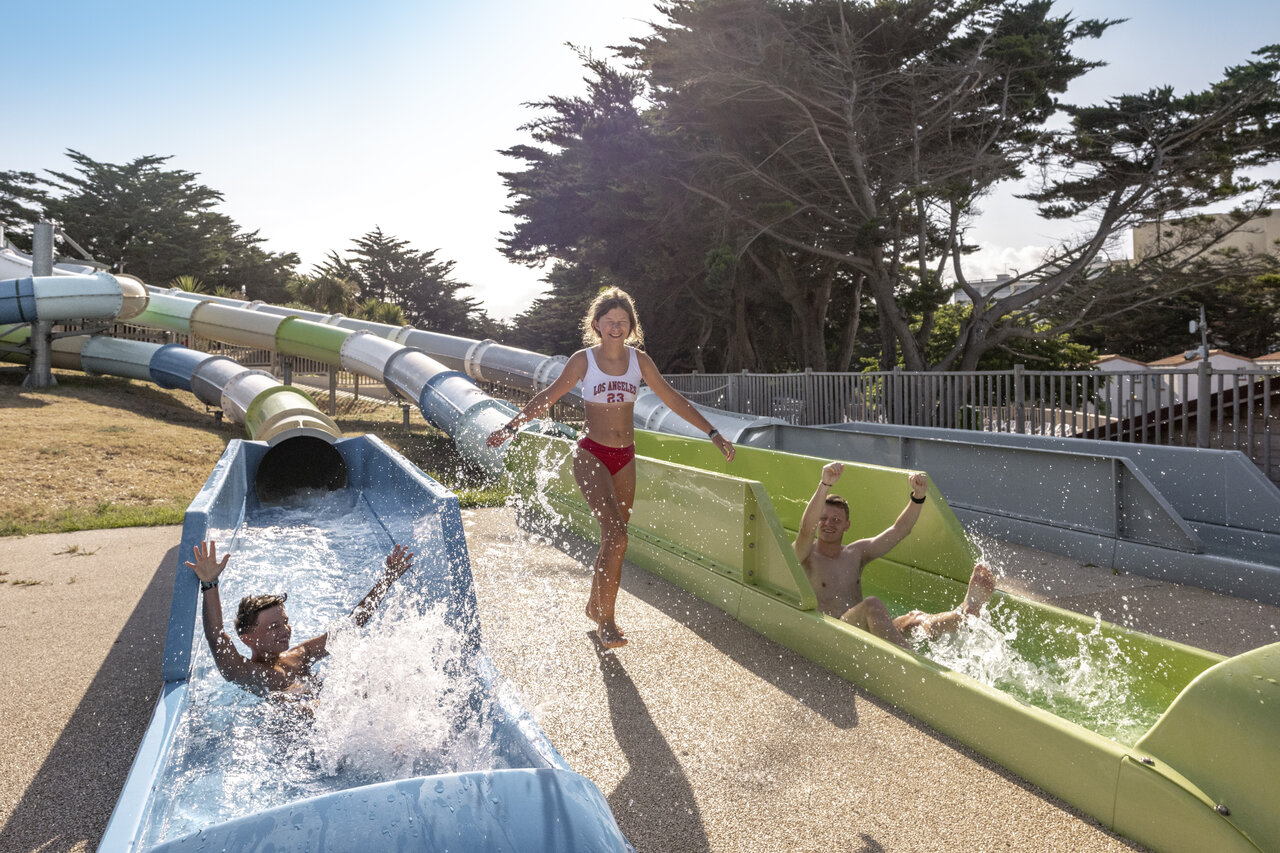 Wasserrutschen und Spritzer auf dem Campingplatz CLICOCHIC Petit Bec in St Hilaire de Riez (85).