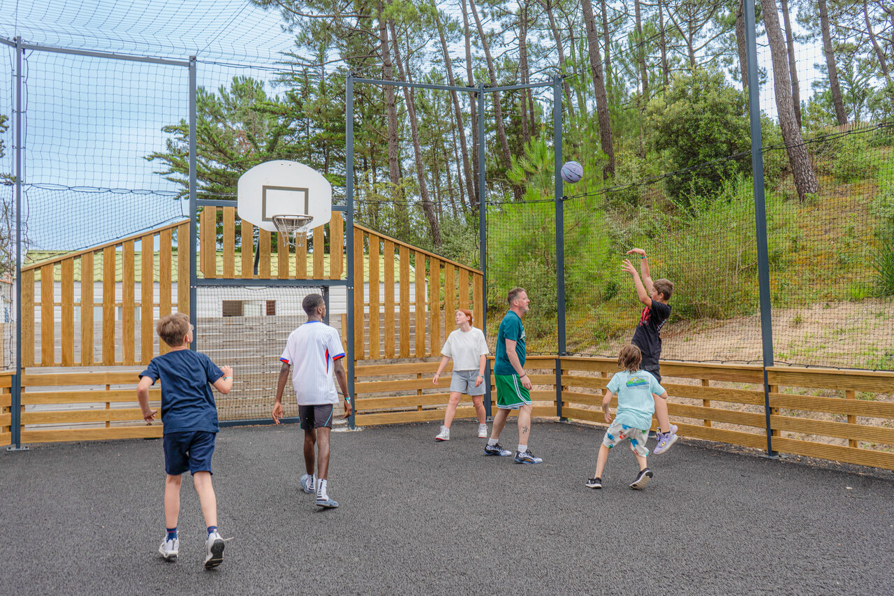 Multisportplatz Basketball auf Campingplatz CLICOCHIC Petit Bec in St Hilaire de Riez (85).
