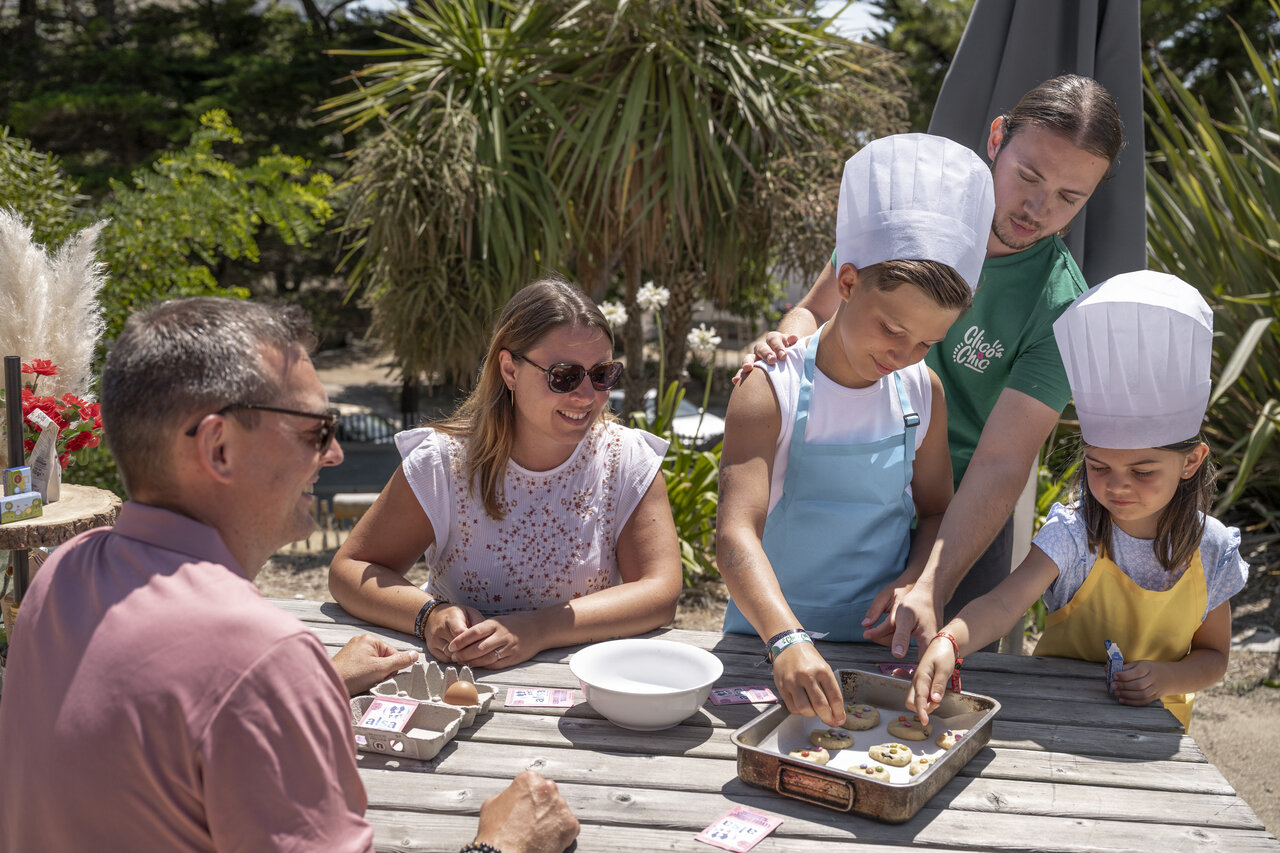 Kochworkshop f�r Kinder mit Animateur und Eltern auf dem Campingplatz CLICOCHIC Petit Bec in St Hilaire de Riez (85).