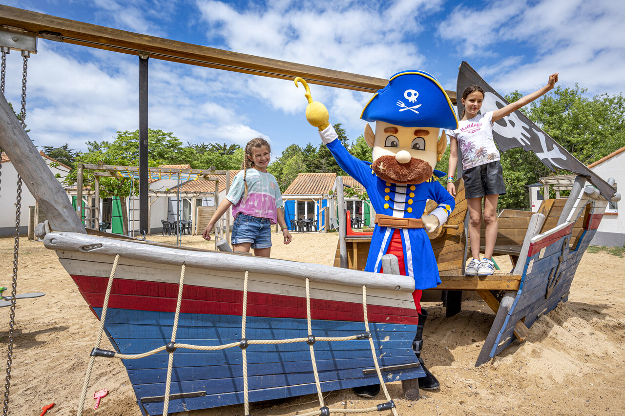 Maskottchen, Kinder auf Piratenschiff-Spielplatz auf Camping CLICOCHIC Petit Bec in St Hilaire de Riez (85).