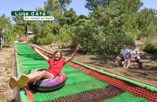 Sommerrodelbahn mit lachendem Kind auf dem Campingplatz CLICOCHIC Petit Bec in St Hilaire de Riez (85).