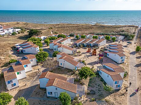Mobil-homes et plage, vue aérienne au camping CLICOCHIC Petit Bec à St Hilaire de Riez (85).