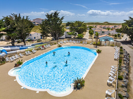 Au�enpool, Wasserrutschen und St�hle auf dem Campingplatz CLICOCHIC Petit Bec in St Hilaire de Riez (85).