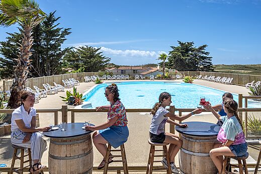 Terrasse de bar et piscine au camping CLICOCHIC Petit Bec à St Hilaire de Riez (85).
