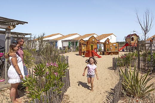 Hölzerner Spielplatz, Rutschen, Sand auf dem Campingplatz CLICOCHIC Petit Bec (85).