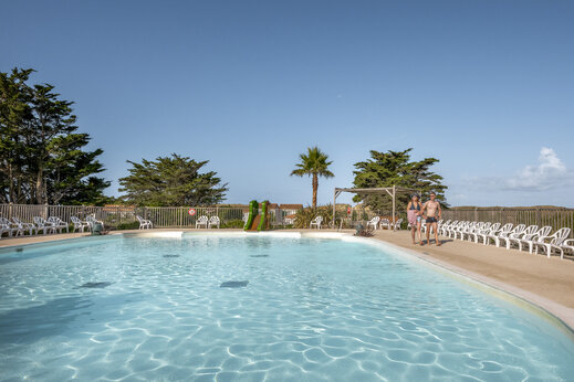Au�enpool und Rutsche auf dem Campingplatz CLICOCHIC Petit Bec in St Hilaire de Riez (85).