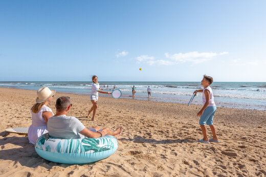 Familie spielt Strandtennis am Sandstrand des Campingplatzes CLICOCHIC Petit Bec in St Hilaire de Riez (85).