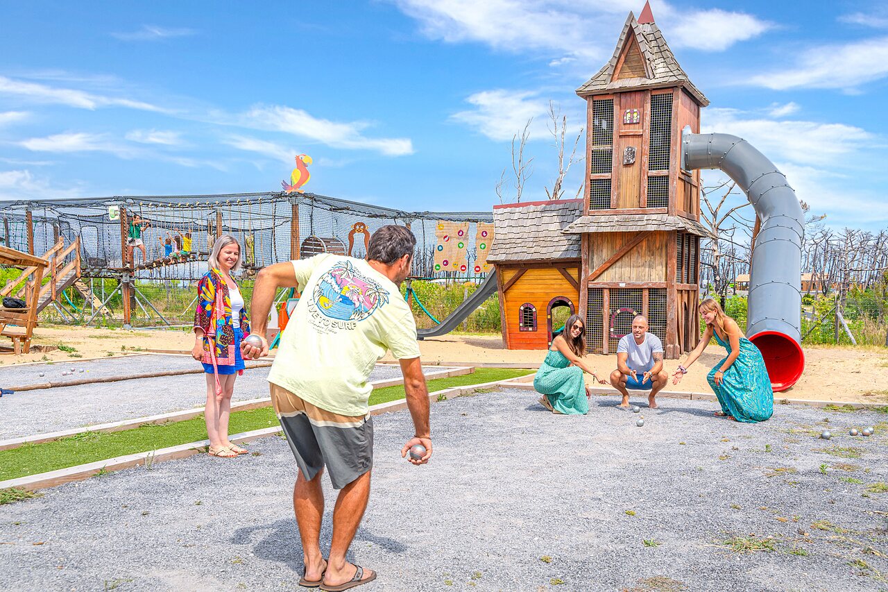 Petanque and playground at camping CLICOCHIC Petit Nice in PYLA SUR MER (33).