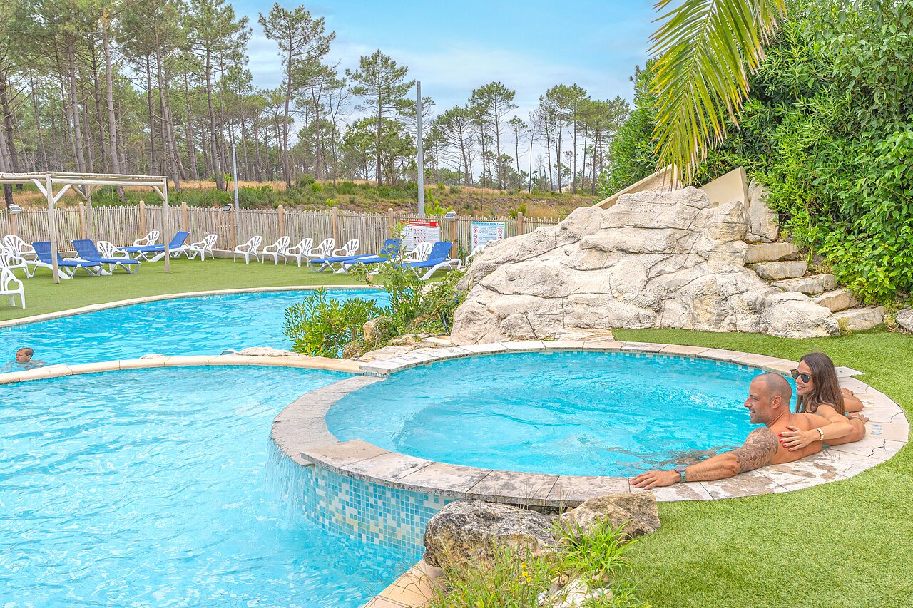 Outdoor pool, jacuzzi, sun loungers at camping CLICOCHIC Petit Nice, PYLA SUR MER (33).