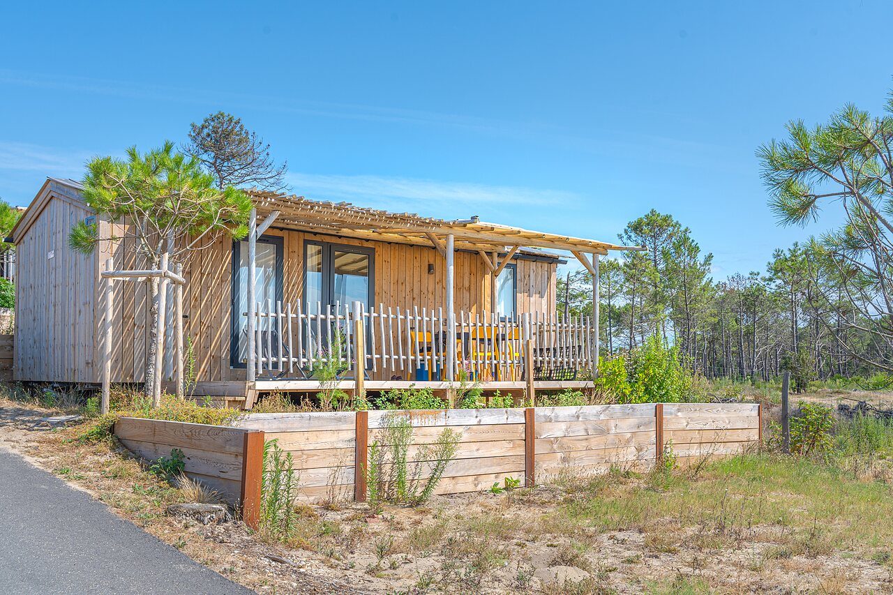 Wooden mobile home with terrace, at CLICOCHIC Petit Nice campsite in PYLA SUR MER (33).