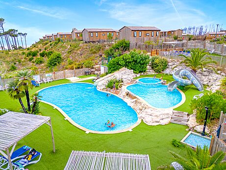 Schwimmbad und Rutsche auf dem Camping CLICOCHIC Petit Nice, PYLA SUR MER (33).