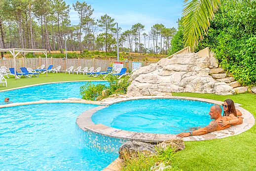 Außenpool und Whirlpool auf dem Campingplatz CLICOCHIC Petit Nice in PYLA SUR MER (33).