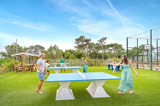 Tischtennisplatten und Multisportplatz auf dem Campingplatz CLICOCHIC Petit Nice in PYLA SUR MER (33).