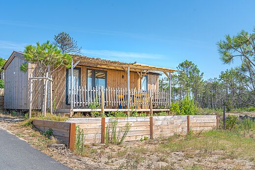 Holz-Mobilheim mit überdachter Terrasse auf dem Campingplatz CLICOCHIC Petit Nice in PYLA SUR MER (33).