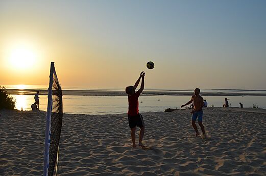 Beachvolleyballspiel am Strand des Campingplatzes CLICOCHIC Petit Nice in PYLA SUR MER.