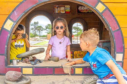 Holzspielplatz, Kinder, Campingplatz CLICOCHIC Petit Nice in PYLA SUR MER.