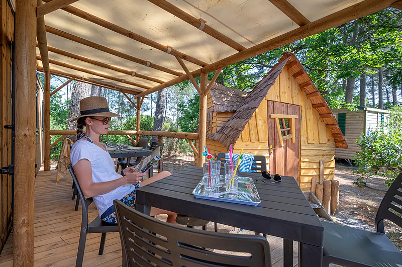 Mobile home terrace, woman, children's cabin at CAPFUN Pin�da campsite in CAZAUX (33).
