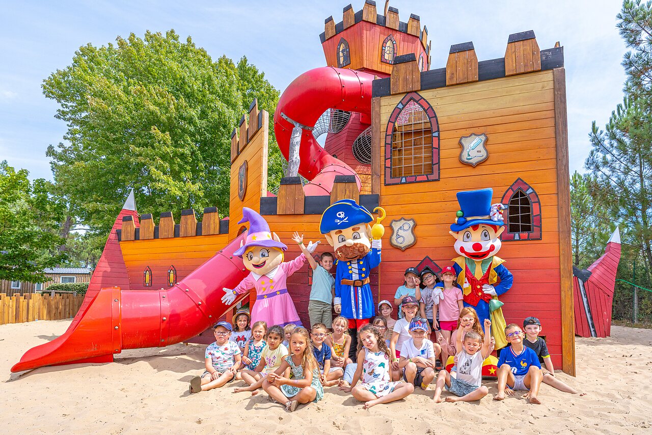 Play castle, children and mascots at CAPFUN Pin�da campsite in CAZAUX (33).