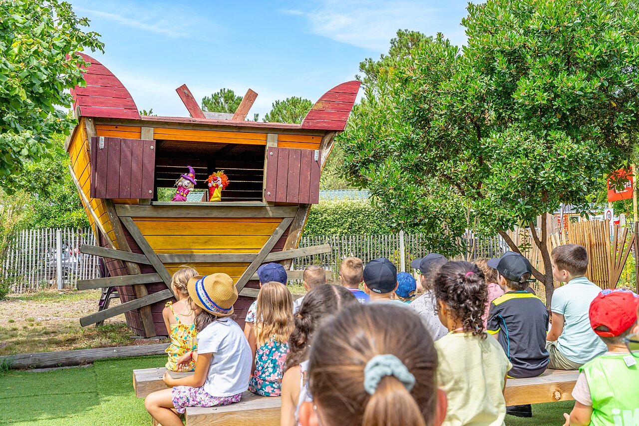 Puppet show for children at CAPFUN Pin�da campsite in CAZAUX (33).