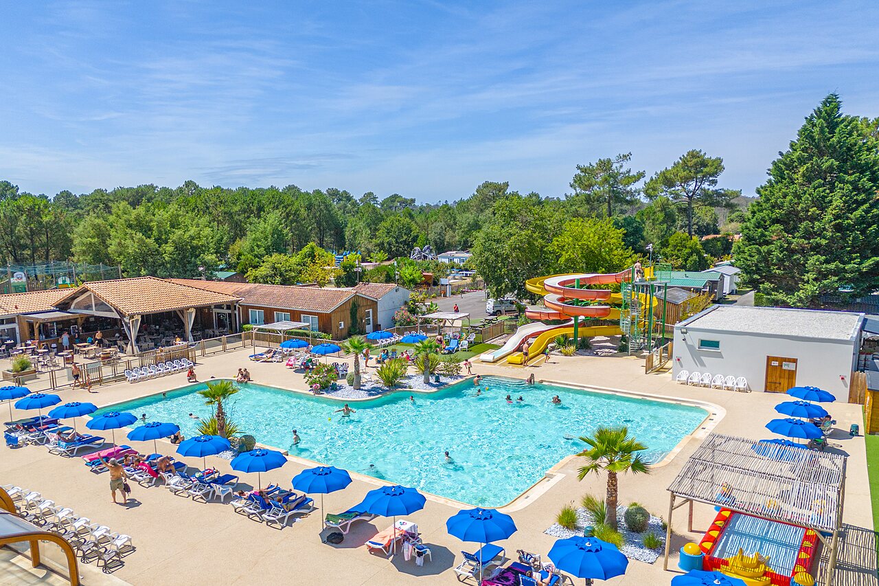 Large outdoor pool, water slides, sun loungers at CAPFUN Pin�da, CAZAUX (33).