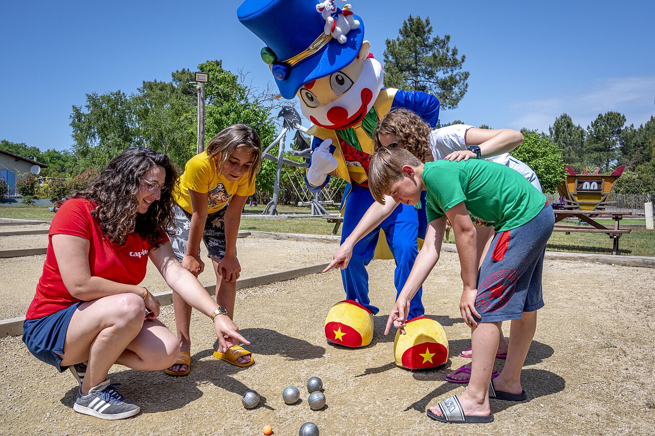 Petanque entertainment, children and mascot at CAPFUN Pin�da campsite in CAZAUX (33).