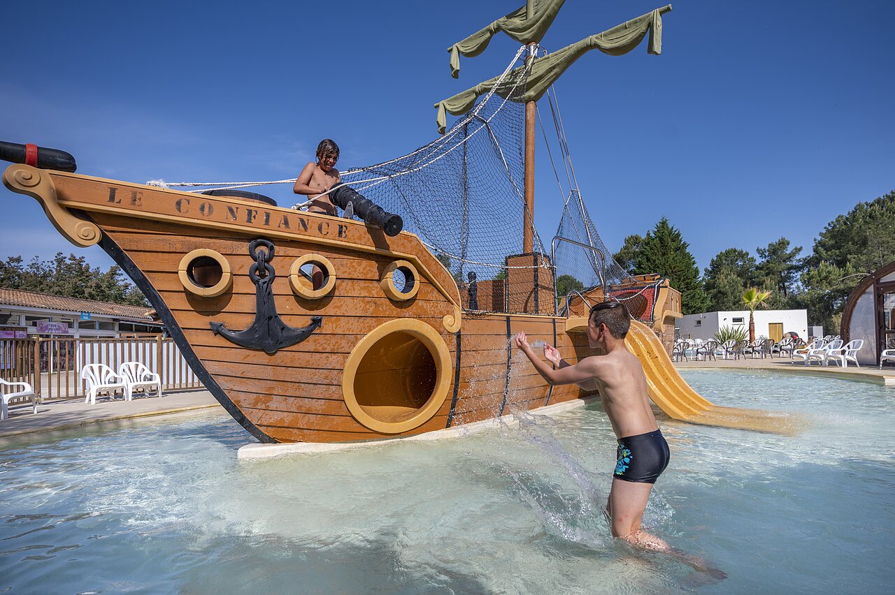 Pirate ship and water slide for children at CAPFUN Pin�da campsite in CAZAUX (33).