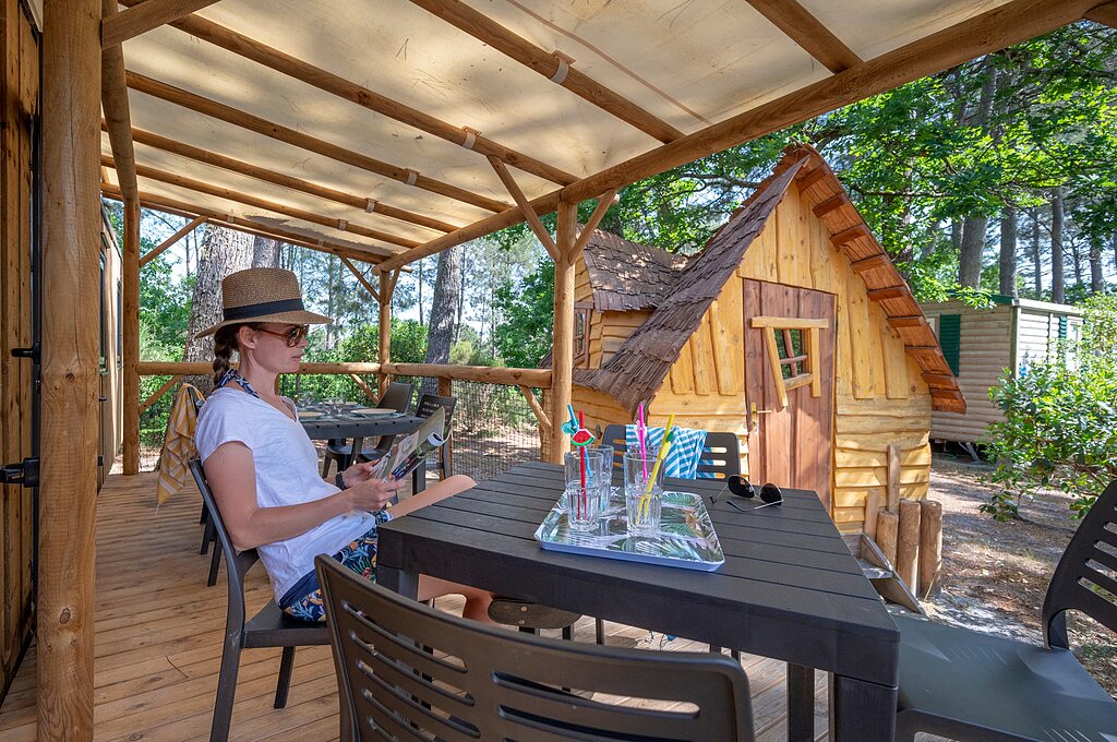 Mobilheim-Terrasse, Frau, Kinderh�tte auf dem Campingplatz CAPFUN Pin�da in CAZAUX (33).