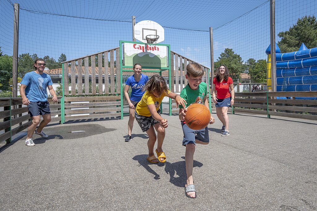 Multisportplatz mit Kindern beim Basketball auf dem Campingplatz CAPFUN Pin�da in CAZAUX (33).