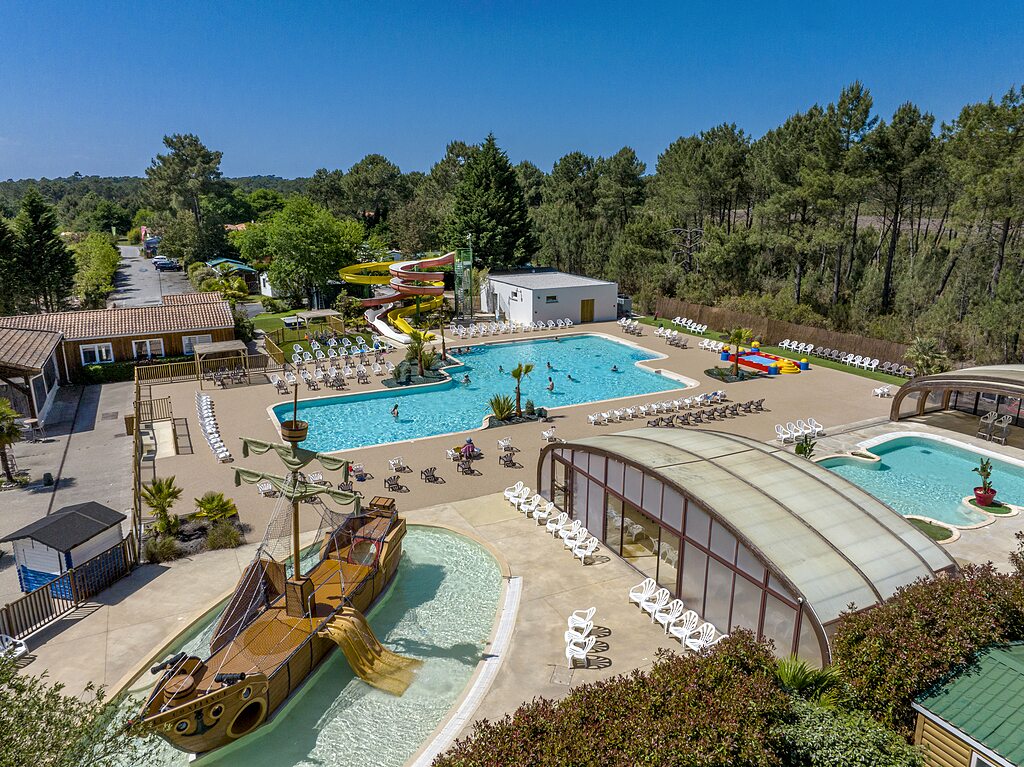 Wasserpark mit Pools, Rutschen und Piratenschiff auf dem Campingplatz CAPFUN Pin�da in CAZAUX (33).