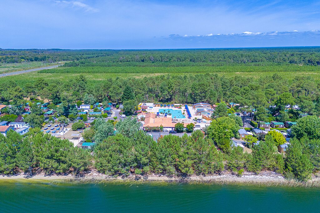 Camping CAPFUN Pin�da in CAZAUX (33): Wasserpark, Mobilheime, Luftaufnahme.