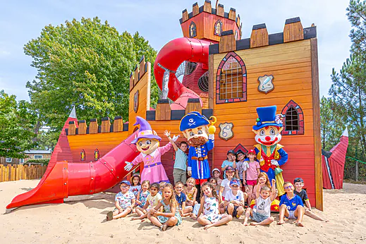 Spielschloss, Kinder und Maskottchen auf dem Campingplatz CAPFUN Pin�da in CAZAUX (33).