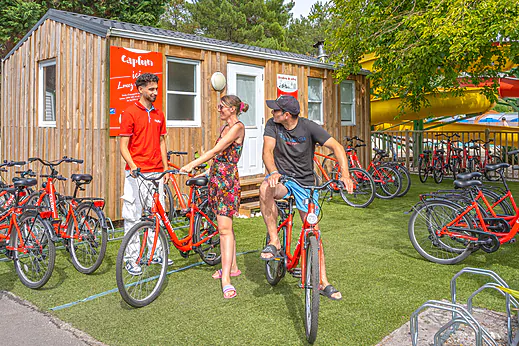Vélos rouges disponibles à la location au camping CAPFUN Pinèda à CAZAUX (33). Vélos rouges disponibles à la location au camping CAPFUN Pinèda à CAZAUX (33).