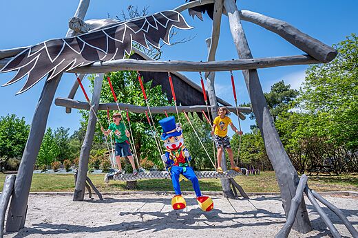 Originelle Schaukel, Kinder und Maskottchen auf Campingplatz CAPFUN Pin�da in CAZAUX (33).