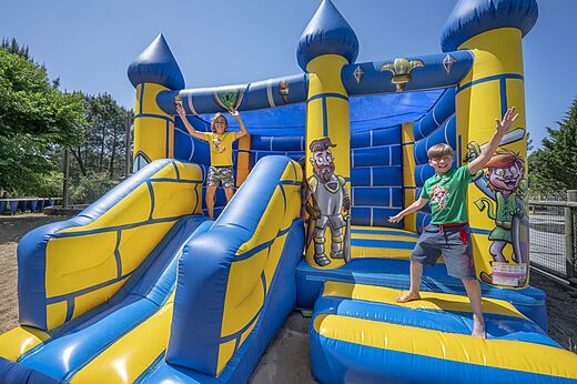 Hüpfburg mit lachenden Kindern auf dem Campingplatz CAPFUN Pinèda in CAZAUX (33).