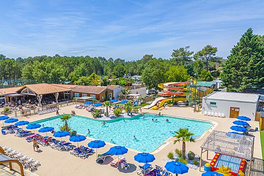 Au�enpool, riesige Wasserrutschen und St�hle, Camping CAPFUN Pin�da in CAZAUX (33).
