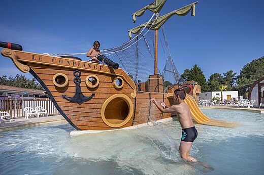 Piratenschiff und Wasserspielplatz f�r Kinder im Pool auf dem Campingplatz CAPFUN Pin�da in CAZAUX (33).
