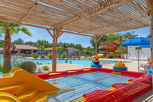 Au�enpool mit Wasserrutschen und Wasserspielen auf dem Campingplatz CAPFUN Pin�da in CAZAUX (33).