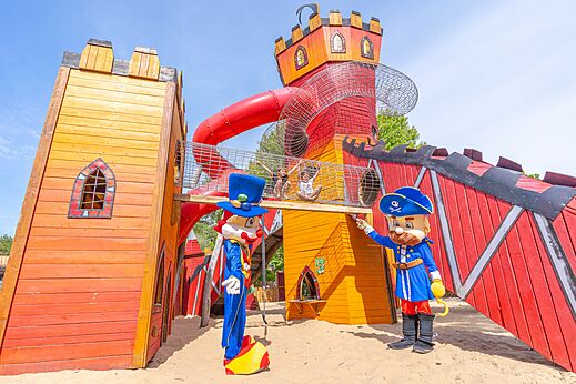 Burg-Spielplatz mit Rutschen und Tunneln auf dem Campingplatz CAPFUN Pinèda in CAZAUX (33).