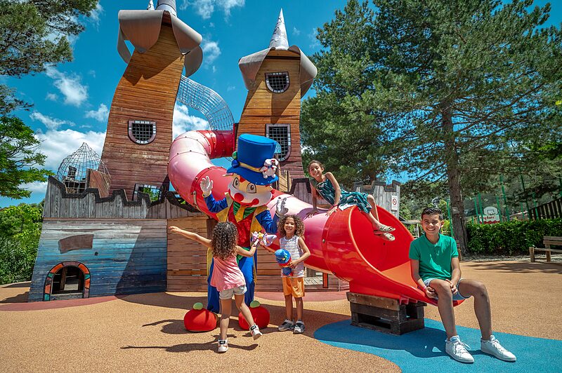Carabouille Spielplatz - Spiele, Maskottchen auf dem Campingplatz CAPFUN Pin�des du Luberon in PERTUIS (84).