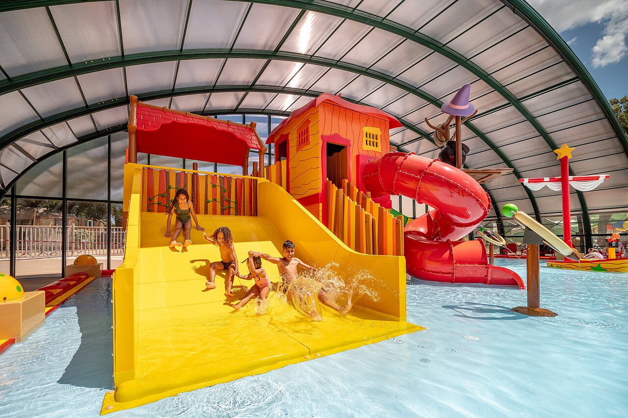 Wasserrutschen und Wasserspielplatz f�r Kinder im �berdachten Pool auf dem Campingplatz CAPFUN Pin�des du Luberon in PERTUIS (84).