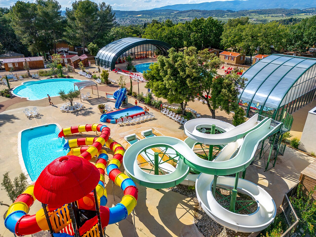 Gro�er Wasserpark, Rutschen und Pools auf dem Campingplatz CAPFUN Pin�des du Luberon in PERTUIS (84).