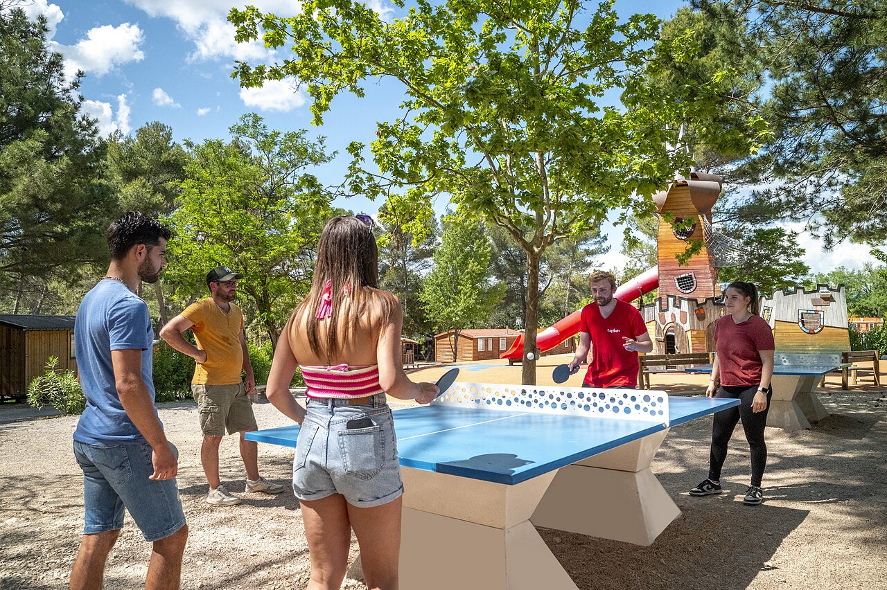 Outdoor-Tischtennisplatte und Spielplatz auf dem Campingplatz CAPFUN Pin�des du Luberon in PERTUIS (84).