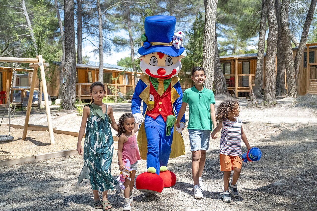 Capfun Maskottchen und lachende Kinder auf dem Campingplatz CAPFUN Pin�des du Luberon in PERTUIS.