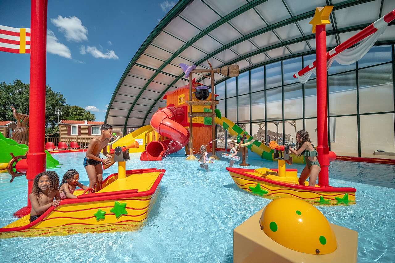 �berdachtes Schwimmbad, Rutschen und Wasserspiele f�r Kinder im CAPFUN Pin�des du Luberon (84).