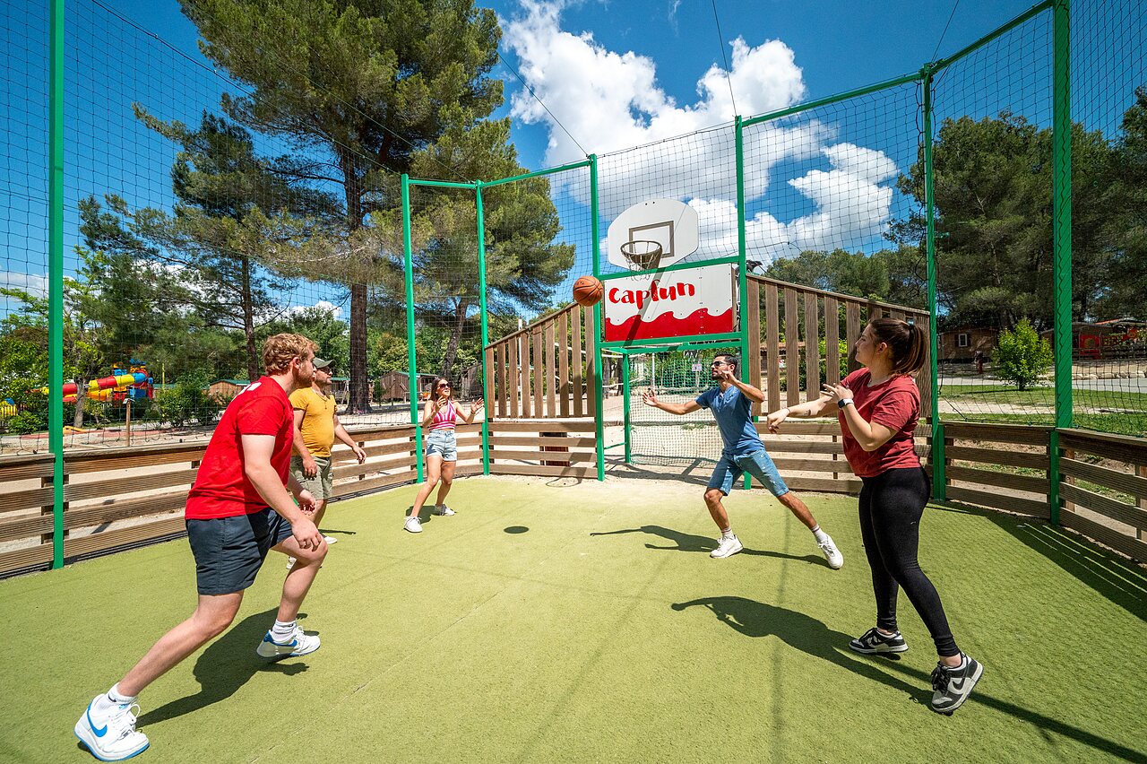 Multisportplatz, Freunde spielen Basketball auf Camping CAPFUN Pin�des du Luberon (84).