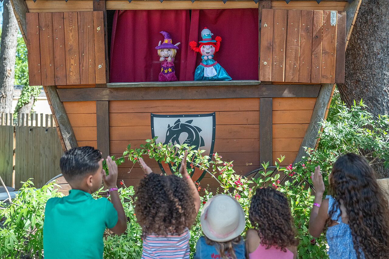 Kinder klatschen bei einer Puppentheaterauff�hrung auf dem Campingplatz CAPFUN Pin�des du Luberon in PERTUIS (84).