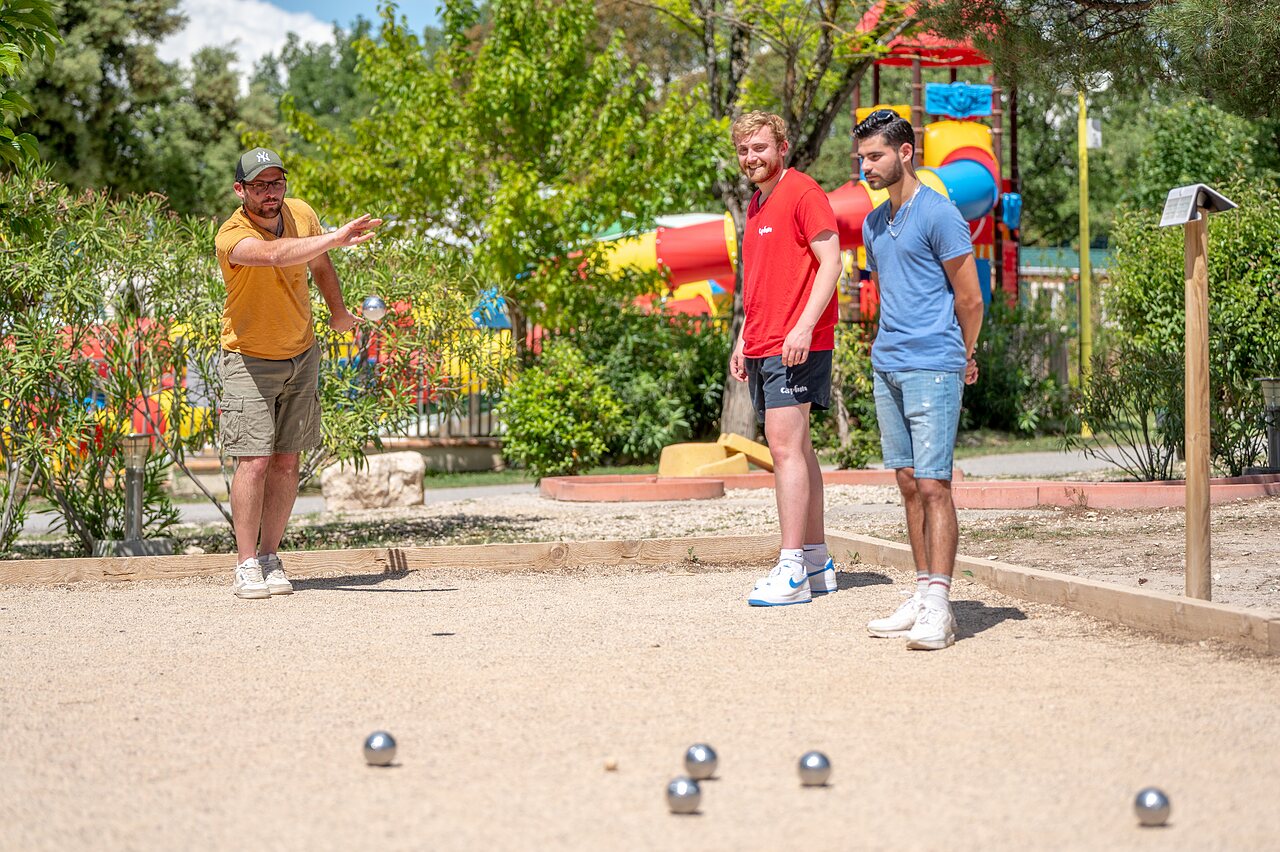 Freunde spielen Boule bei CAPFUN Pin�des du Luberon in PERTUIS (84).