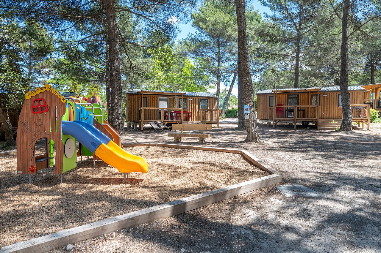 Spielplatz, Mobilheime auf dem Campingplatz CAPFUN Pin�des du Luberon in PERTUIS (84).